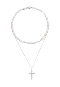 Perlenkette mit doppeltem Strang kleiner weißer Perlen; verfügt über eine Silberkette und einen minimalistischen silbernen Kreuzanhänger.