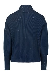 Suéter de punto acanalado azul marino con un cuello alto y sutiles adornos de lentejuelas plateadas esparcidas en la parte posterior y las mangas.