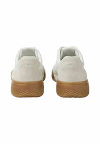 Sneakers bianchi con tomaia in suede e pelle, forma rotonda, suola in gomma e tallone testurizzato con motivo a zigzag. Vista posteriore.