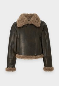 Giacca in pelle marrone con colletto e polsini beige pelosi, dotata di chiusura con zip e design corto.