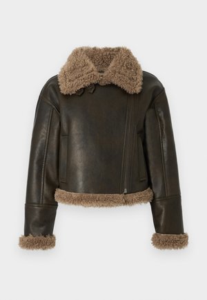 Giacca in pelle marrone con colletto e polsini beige pelosi, dotata di chiusura con zip e design corto.