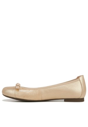 Goldene Ballerinas mit abgerundeter Zehe, strukturiertem Lederoberteil und einer kleinen Schleife vorne. Niedrige, flache Gummisohle.