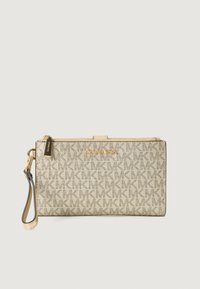 Clutch color oro di Michael Kors con un motivo geometrico a logo, chiusura a zip, tracolla rimovibile e dettagli metallici.