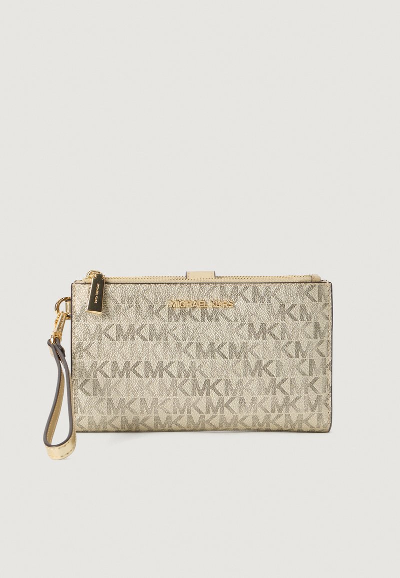 Clutch color oro di Michael Kors con un motivo geometrico a logo, chiusura a zip, tracolla rimovibile e dettagli metallici.