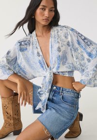 Stradivarius FLOWING WITH KNOT DETAIL  - Blouse - blue