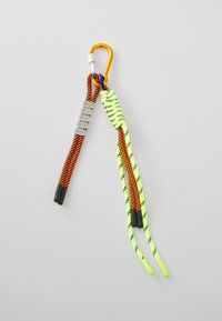 Dodatan pribor za penjanje sadrži žuti metalni karabiner, crno-narančasti pleteni konop i neonske zelene žice s crnim prugama.