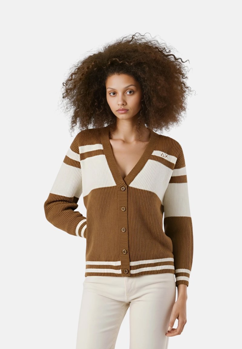 Cardigan a righe marrone e crema con texture a costine, chiusura con bottoni e accenti bianchi a contrasto lungo le maniche e l'orlo.