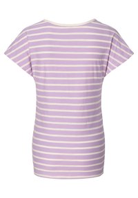 Top de manga curta em lavanda claro com riscas horizontais em creme, apresentando um decote redondo e material de algodão suave. Design simples e ajustado.