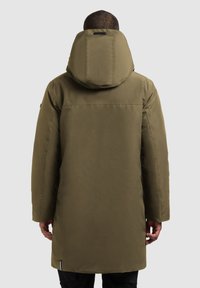 Oliwkowozielony parka do wysokości połowy uda z dużym kapturem, o gładkiej fakturze i minimalistycznym designie. Bez widocznych elementów metalowych czy wzorów.