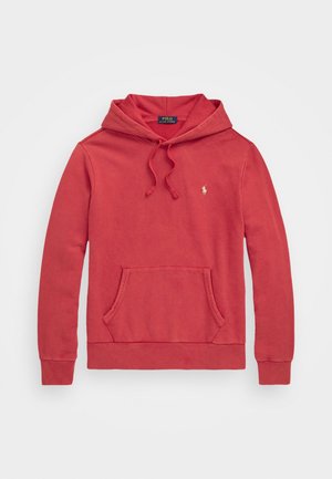 Rød hættetrøje med lange ærmer med front kængurulomme, justerbar snøre i hætten og lille hvid Polo Ralph Lauren-logo på brystet.