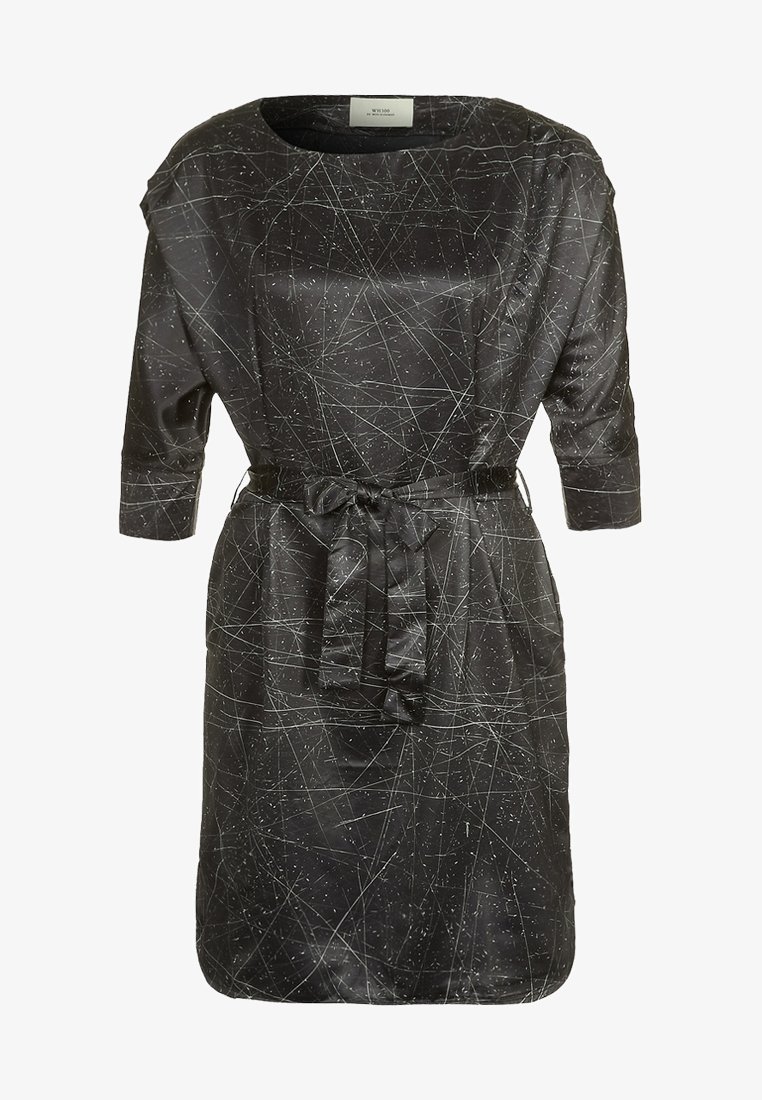Robe en satin noir, coupe ample, manches courtes, ceinture nouée à la taille. Présente un motif abstrait blanc sur l'ensemble.
