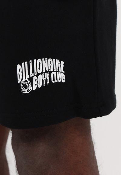 Crne kratke hlače od pamuka, s bijelim logotipom na kojem piše "Billionaire Boys Club", uz detalj astronautove kacige.
