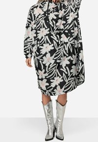 LAURASØN Kort kappa / rock - black