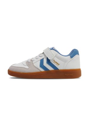 Witte sneaker met blauwe accenten, een gumzool, klittenbandsluiting en veters, met het hummel-logo en een chevrondesign aan de zijkant.
