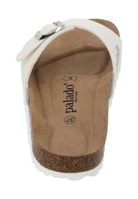Sandalia deslizante blanca con una suela de corcho texturizado, una parte superior lisa y un acento de hebilla plateada. Cómoda y fácil de usar. Sin tacón.