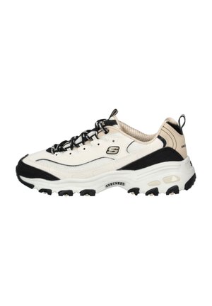 Hvid og sort Skechers sportssko med tyk sål, sorte snørebånd og logo på siden, set fra ydersiden.