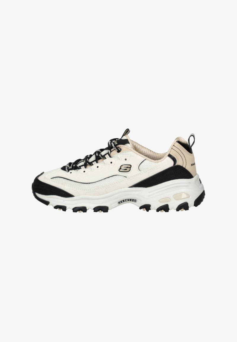 Λευκό και μαύρο αθλητικό παπούτσι Skechers με χοντρή σόλα, μαύρα κορδόνια και λογότυπο στην πλευρά, εμφανιζόμενο από την εξωτερική πλευρά.