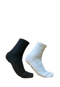 Sorte og hvide ankelstrømper lavet af bomuldsblanding. Har en glat tekstur, elastiske cuffs og et sømløst design.