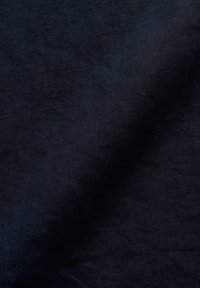 Tessuto blu scuro con una trama liscia, caratterizzato da sottili variazioni di ombreggiatura e un fine motivo di tessitura, che suggerisce un materiale leggero.