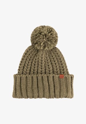 Gehaakte muts in olijfgroen, met een getextureerde ribbelsmanchet en een donzige pompon bovenop. Inclusief een klein leren merklabel.
