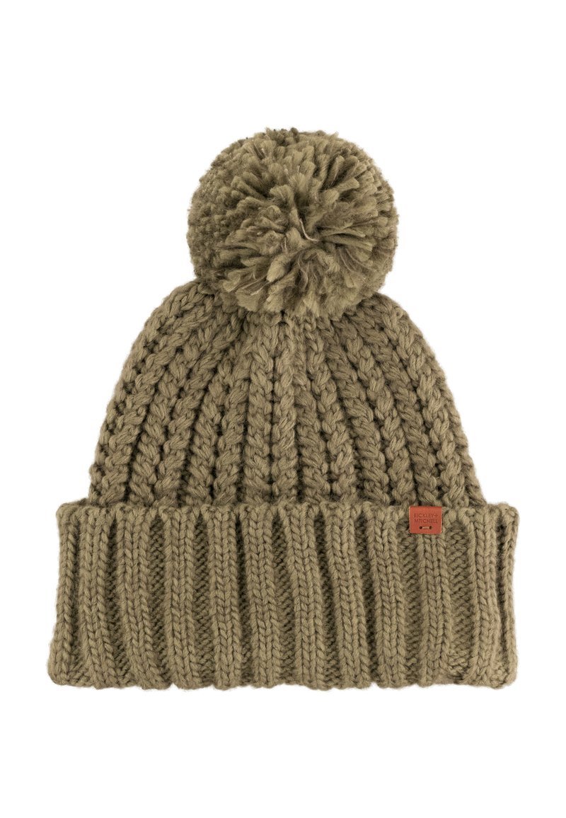 Strickmütze in Olivgrün, mit einem strukturierten gerippten Bündchen und einer flauschigen Bommel oben. Inklusive eines kleinen markierten Leder-Patches.