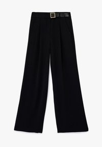 Schwarze weit geschnittene Hose aus glattem Stoff, mit einem vorderen Gürtel und rechteckiger Schnalle sowie zwei seitlichen Taschen.