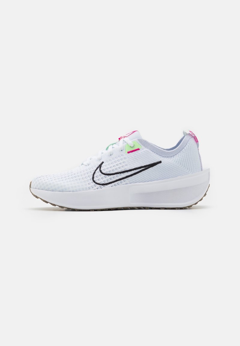 Bílé sportovní boty s texturovaným síťovaným svrškem, černým logem swoosh a barevnými akcenty v růžové a zelené na očkách a patě.