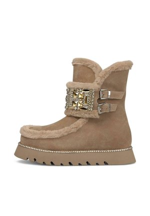 Hellbrauner Wildleder-Knöchelstiefel mit Pelzbesatz, dekorativer mit Schmucksteinen verzierter Schnalle, doppelten silbernen Riemen und dicker geriffelter Sohle mit kleinen Strasssteinen.