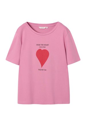 Maglietta di cotone rosa con scollo rotondo, maniche corte e stampa grafica di un cuore rosso con testo nero sopra e sotto.