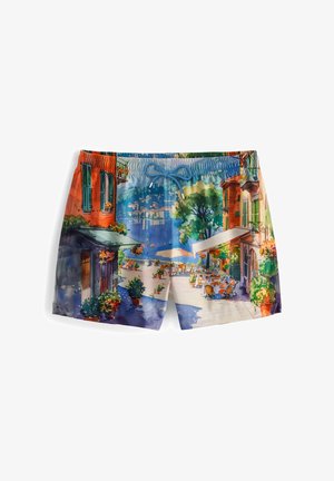 Bañadores coloridos con un diseño de acuarela de un pueblo costero, predominantemente en azul, naranja y verde, con acentos florales y una cinturilla con cordón.