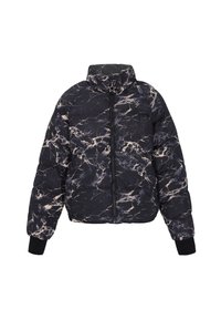 Gewatteerde jas in zwart met een crème marmeren patroon, hoge kraag, rits aan de voorkant en zwarte ribgebreide manchetten; gewatteerd voor isolatie en warmte.