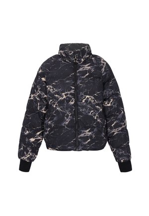 Mustat puhvitakki, jossa on kerma-valkoinen marmorikuvio, korkea kaulus, etuvetoketju ja mustat ribbikäsineet; eristetty lämpöä ja mukavuutta varten.