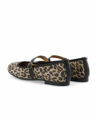 Ballerinas im Leopardenmuster mit schwarzem Besatz, runder Zehenpartie, flachem Absatz und einem Knöchelriemen mit einem kreisförmigen Schnallen-Detail.