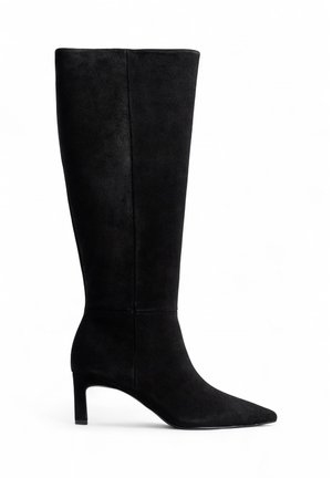 Botte noire en suede montante jusqu'au genou, avec un bout pointu et un talon de hauteur moyenne. Extérieur lisse avec un minimum de détails et une silhouette élégante.
