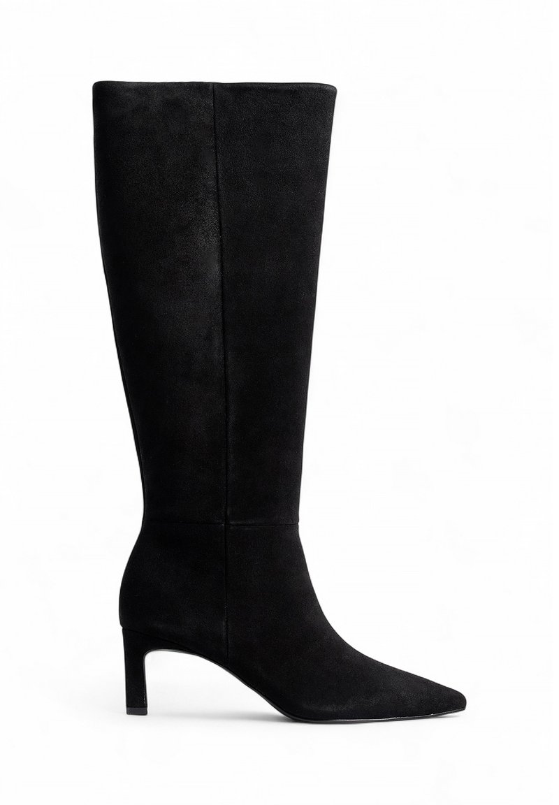 Botte noire en suede montante jusqu'au genou, avec un bout pointu et un talon de hauteur moyenne. Extérieur lisse avec un minimum de détails et une silhouette élégante.