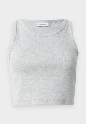 Top tanque cinza com nervuras, gola redonda e sem mangas. Textura suave e design ajustado, adequado para opções casuais ou de sobreposição.