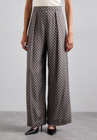 Wide-leg trousers in a patterned fabric featuring a geometric diamond design in beige and black. Pleated front and high waist.