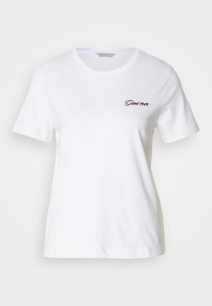 Camiseta de algodón blanca con mangas cortas. Presenta un pequeño logo bordado en burdeos "Gant 1949" en el lado izquierdo del pecho. Cuello redondo clásico.
