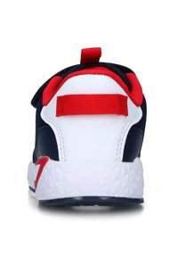 Sneaker blu navy e bianco con dettagli rossi, dotata di una suola bianca testurizzata, cinturino in velcro e una linguetta sul tallone per una facile calzata.