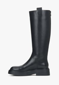 Kniehoge zwarte leren laarzen met een strakke afwerking, stevige rubberen zool, zijrits en een achterste trekhaak voor gemakkelijke instap.