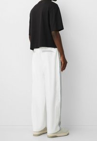 Bershka Tygbyxor - white