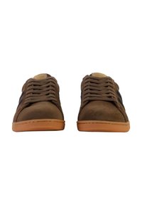 Sneaker in suede marrone con chiusura a lacci, accenti in navy a contrasto, suola in gomma e dettagli cuciti, caratterizzati da un design con punta tonda.