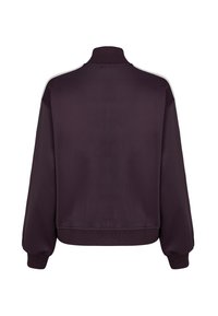 Paarse sweatshirt met een hoge kraag, lange mouwen en ribbelmanchetten. Heeft witte zijkanten en een cropped ontwerp. Gladde textuur.