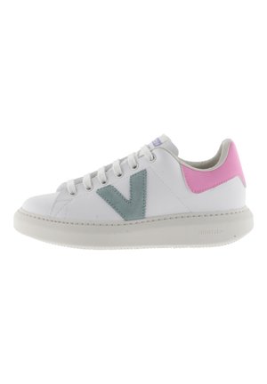 Baskets blanches avec un logo V en suède gris, un accent rose à l'arrière, et une semelle en caoutchouc texturée, avec des lacets et des détails cousus.