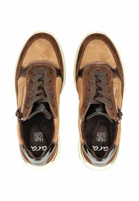 Sneaker in suede e pelle marrone con dettagli texture, punta rotonda e design con lacci. Presentano una chiusura con zip e un interno imbottito.