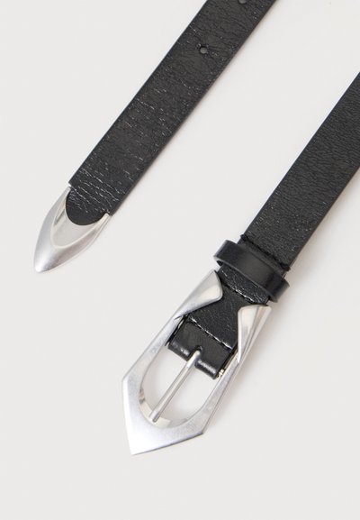 Ceinture noire en cuir texturé avec embout en métal argenté pointu et boucle argentée géométrique, présentée à plat sur un fond blanc.