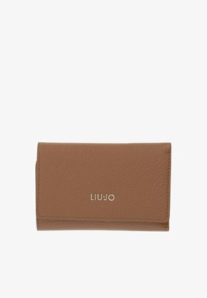 Portafoglio in pelle marrone con superficie testurizzata, design pieghevole e logo del marchio in argento impresso sul davanti.