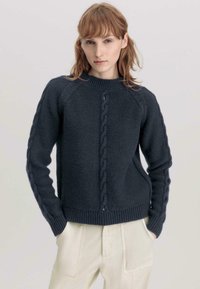 Dunkelgrauer gestrickter Pullover mit einem strukturierten, Zopfmuster entlang der Ärmel und der Front, mit einem runden Ausschnitt und gerippten Bündchen.