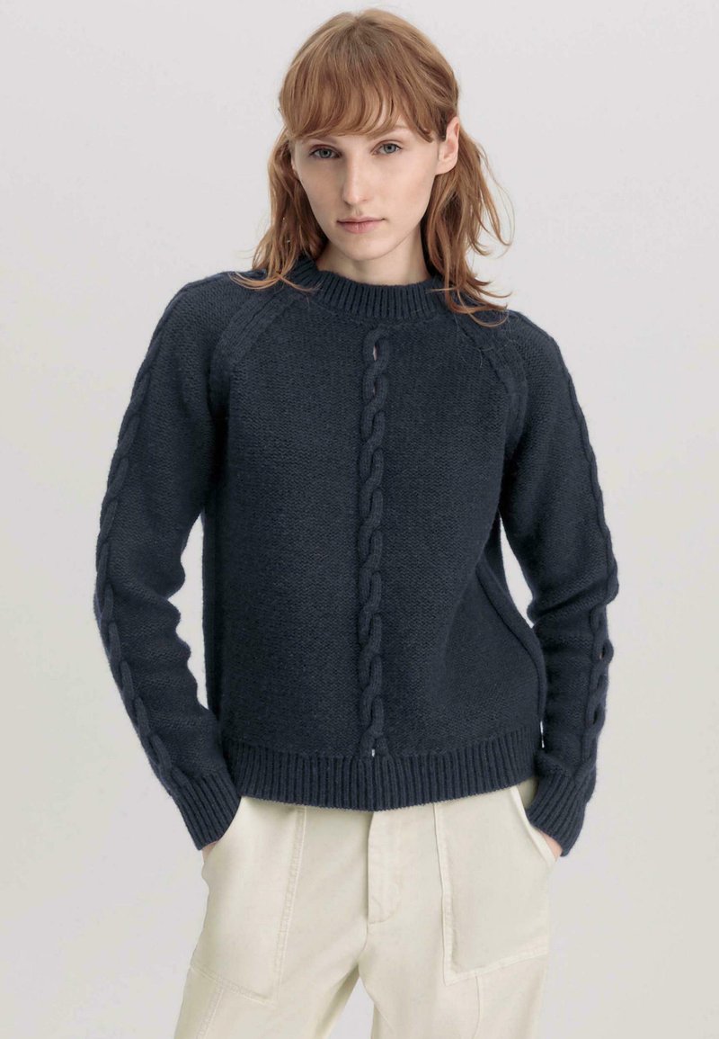 Dunkelgrauer gestrickter Pullover mit einem strukturierten, Zopfmuster entlang der Ärmel und der Front, mit einem runden Ausschnitt und gerippten Bündchen.