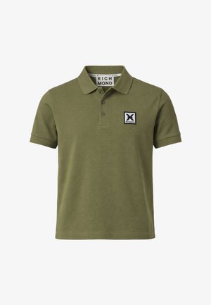 Polo verde oliva a maniche corte con tre bottoni, collo e una toppa quadrata con il logo Richmond in bianco e nero sul petto sinistro.